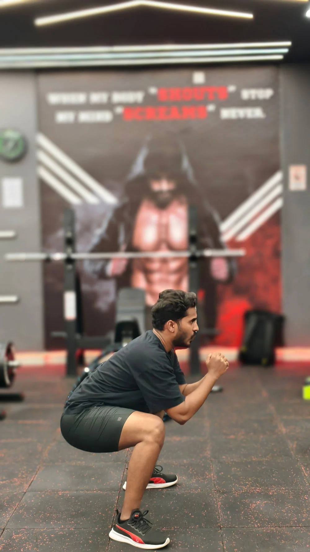 Mann der gerade Bodyweight Squats macht in unserem Gym