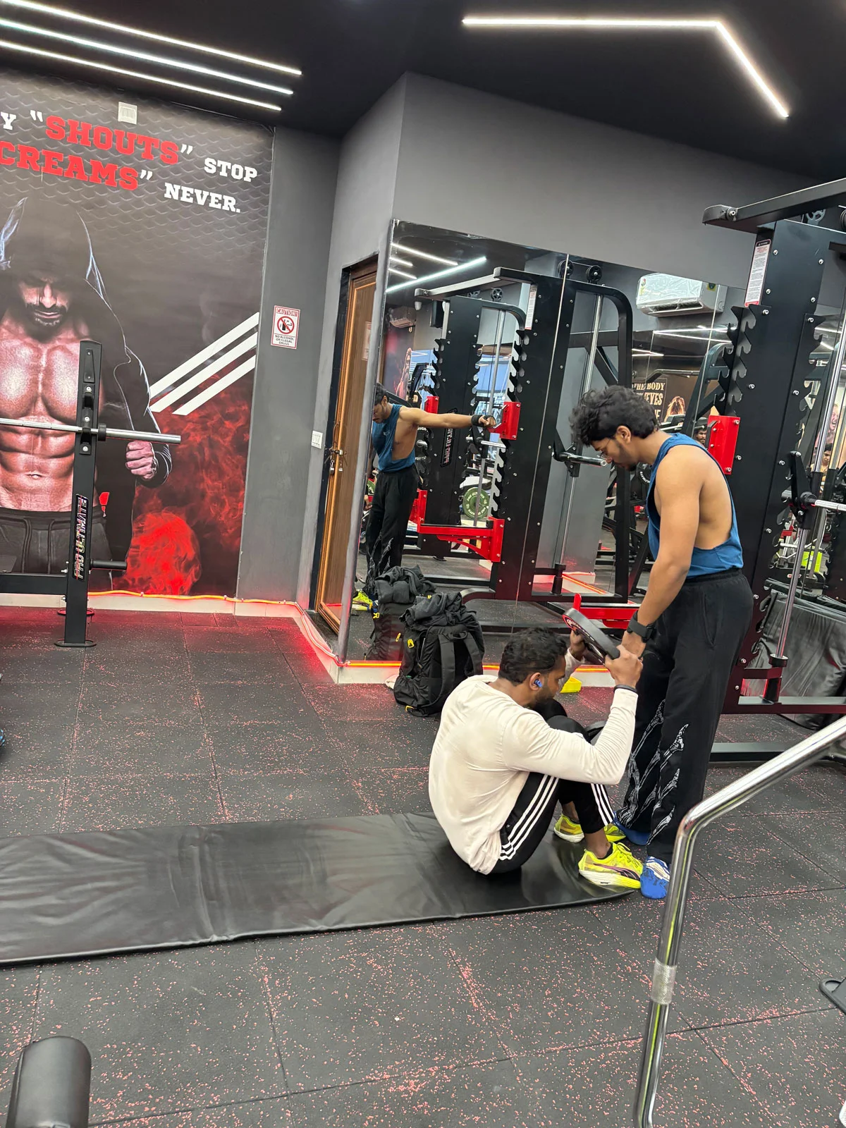 Zwei weitere Mitglieder in unserem Gym die miteinander am trainieren sind